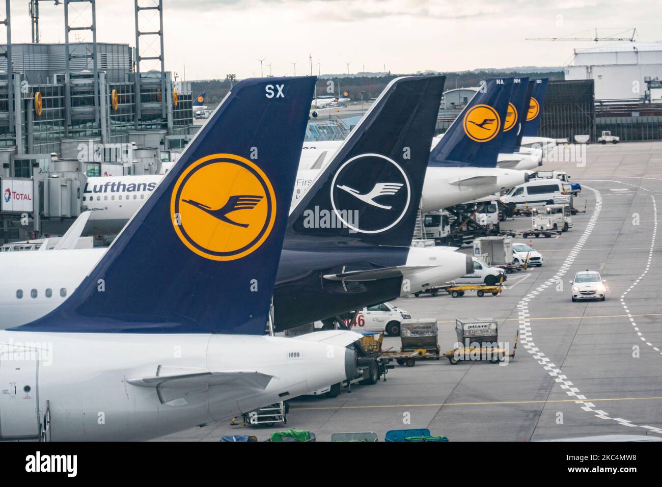 Line-up coda, fila di velivoli Lufthansa con il logo visibile come visto parcheggiato alle porte dell'aeroporto internazionale di Francoforte fra. L'ex portatore di bandiera tedesco ha lì la più grande base hub. Deutsche Lufthansa AG è il più grande vettore aereo tedesco, il secondo per numero di passeggeri in Europa e membro dell'alleanza Star Alliance. Il marchio utilizza l'uccello della gru in cerchio come un logo, un simbolo negli anni che recentemente ha cambiato il marchio da giallo a bianco in blu. L'aeroporto di Francoforte è l'aeroporto più trafficato della Germania, 4th in Europa e 13th in tutto il mondo. Francoforte, Germania il 2020 marzo (Phot Foto Stock