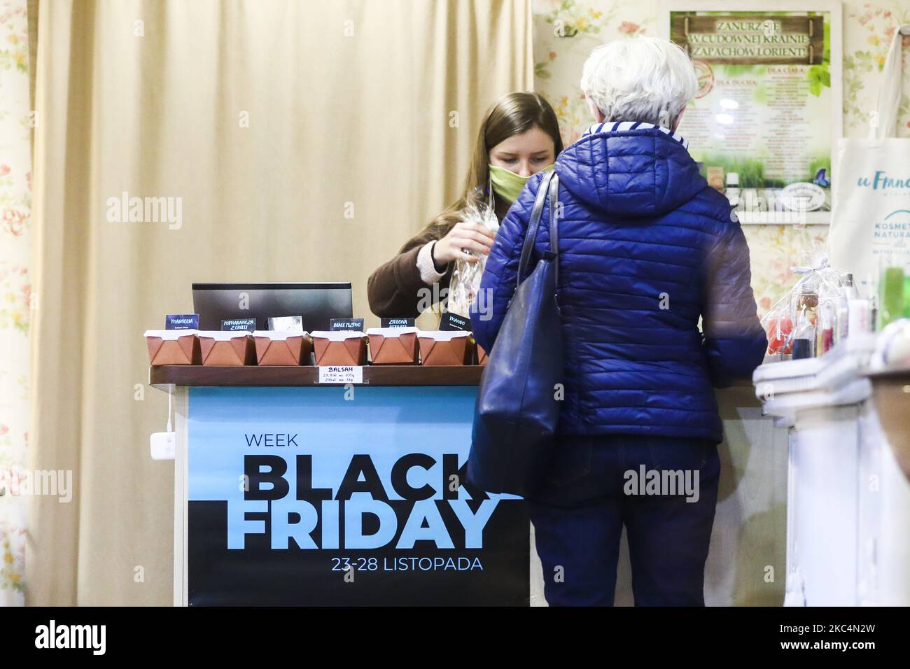 Il poster del Black Friday viene visualizzato all'interno di un negozio alla vigilia del Black Friday Day a Cracovia, Polonia, il 26 novembre 2020. A causa della diffusione della pandemia di coronavirus, un numero limitato di negozi in Polonia offre vendite e promozioni. Tutti i negozi situati all'interno dei centri commerciali sono chiusi fino al sabato dopo il Black Friday. (Foto di Beata Zawrzel/NurPhoto) Foto Stock