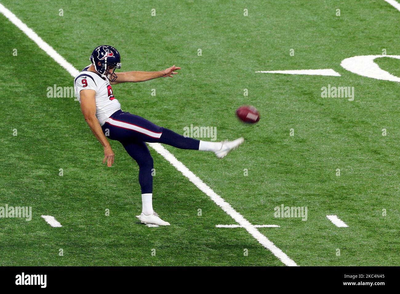 Bryan Anger (9) degli Houston Texans calcia durante i warm up prima della prima metà di una partita di football tra gli Houston Texans e i Detroit Lions a Detroit, Michigan USA, domenica 26 novembre 2020. (Foto di Amy Lemus/NurPhoto) Foto Stock