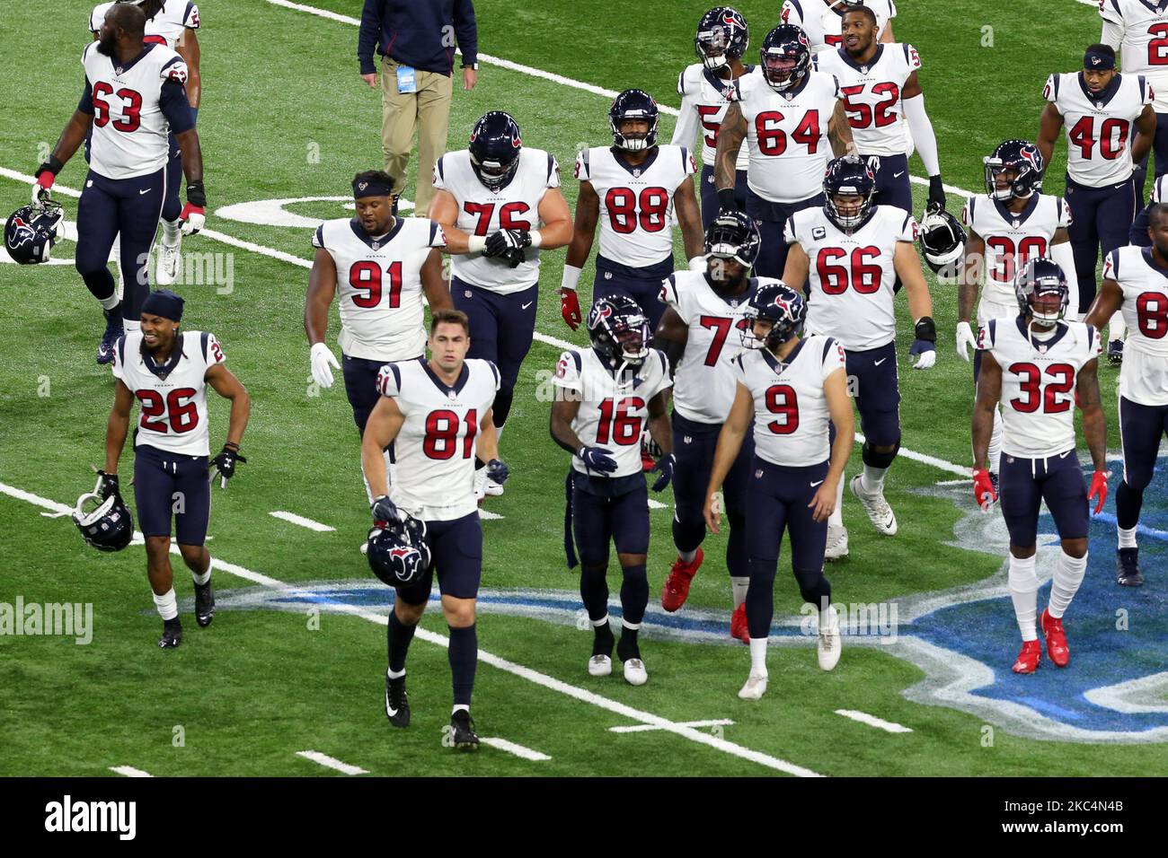 I giocatori di Houston Texans lasciano il campo dopo essersi scaldati davanti alla prima metà di una partita di football tra gli Houston Texans e i Detroit Lions a Detroit, Michigan USA, giovedì 26 novembre 2020. (Foto di Amy Lemus/NurPhoto) Foto Stock
