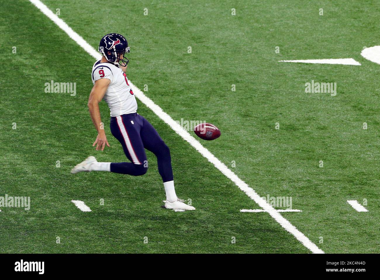 Bryan Anger (9) degli Houston Texans calcia durante i warm up prima della prima metà di una partita di football tra gli Houston Texans e i Detroit Lions a Detroit, Michigan USA, domenica 26 novembre 2020. (Foto di Amy Lemus/NurPhoto) Foto Stock