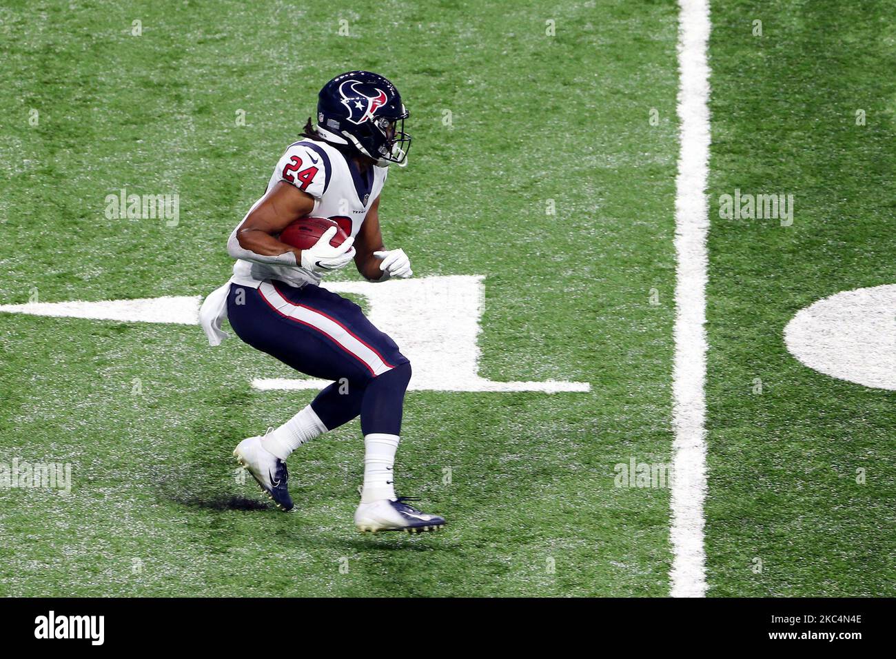 C.J.. Prosise (24) degli Houston Texans porta la palla per il yardage al ritorno durante la prima metà di una partita di calcio NFL tra i Detroit Lions e gli Houston Texans a Detroit, Michigan USA, giovedì 26 novembre 2020. (Foto di Amy Lemus/NurPhoto) Foto Stock