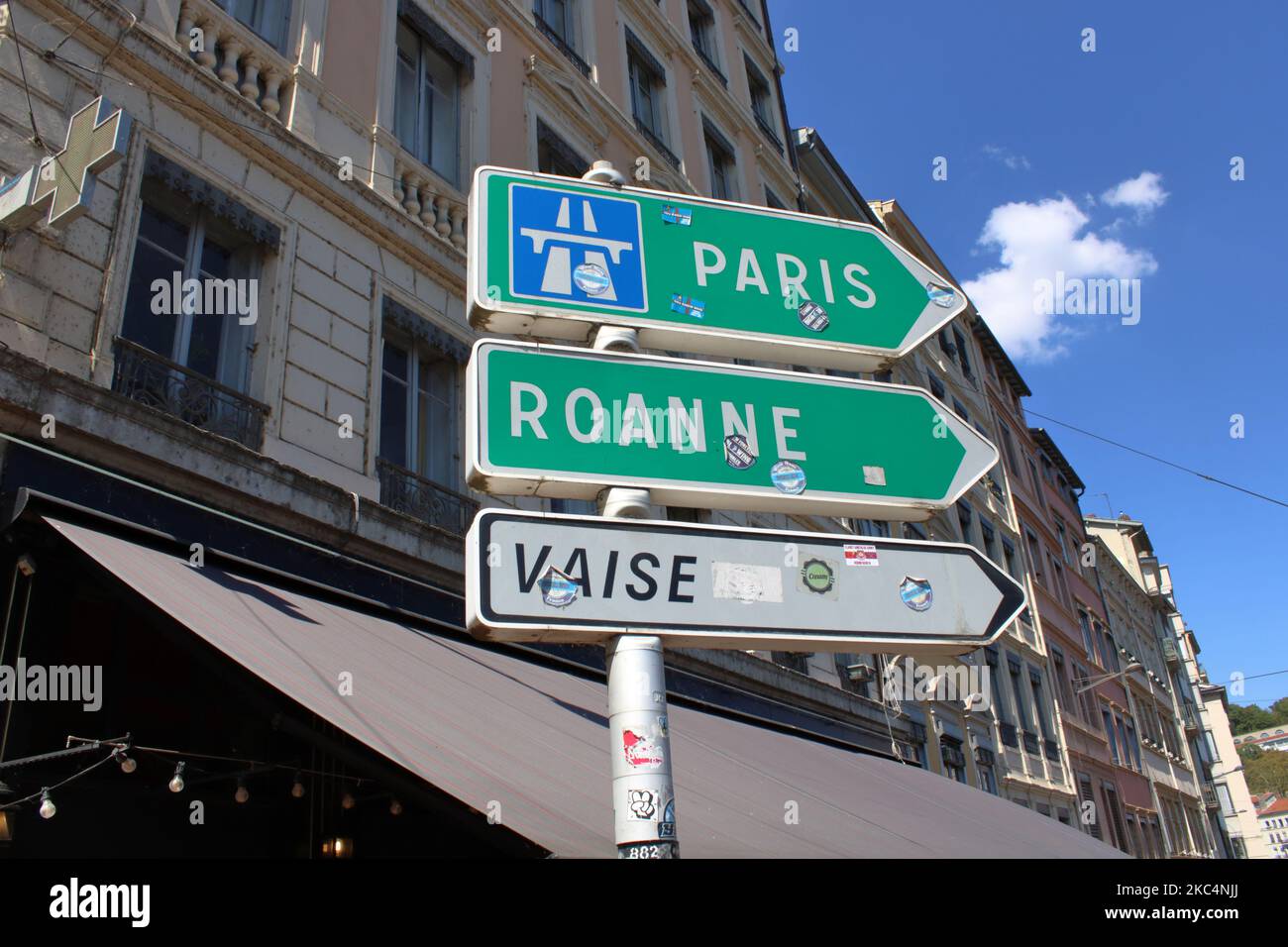 Vista colorata della segnaletica stradale francese qui situato a Lione Francia. Foto Stock