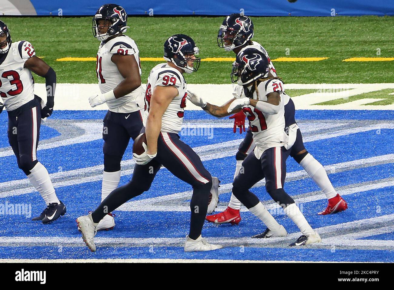 Houston Texans fine difensiva J.J. Watt (99) festeggia con i compagni di squadra dopo aver fatto un touchdown durante la prima metà di una partita di football tra i Detroit Lions e gli Houston Texans a Detroit, Michigan USA, giovedì 26 novembre 2020. (Foto di Amy Lemus/NurPhoto) Foto Stock