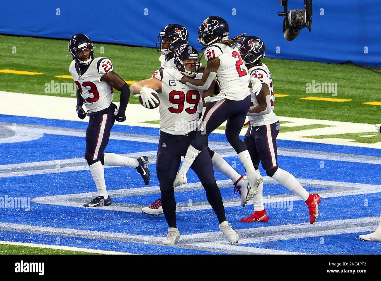 Houston Texans fine difensiva J.J. Watt (99) festeggia con i compagni di squadra dopo aver fatto un touchdown durante la prima metà di una partita di football tra i Detroit Lions e gli Houston Texans a Detroit, Michigan USA, giovedì 26 novembre 2020. (Foto di Amy Lemus/NurPhoto) Foto Stock