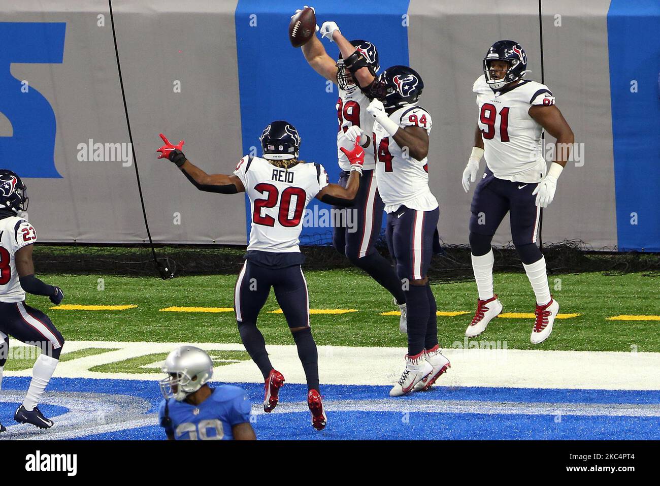 Houston Texans fine difensiva J.J. Watt (99) festeggia con i compagni di squadra dopo aver fatto un touchdown durante la prima metà di una partita di football tra i Detroit Lions e gli Houston Texans a Detroit, Michigan USA, giovedì 26 novembre 2020. (Foto di Amy Lemus/NurPhoto) Foto Stock