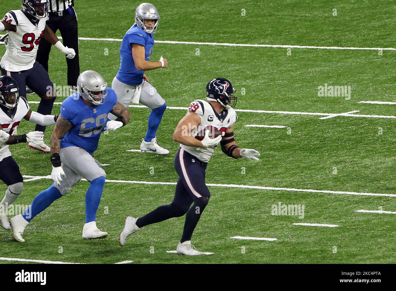 Houston Texans fine difensiva J.J. Watt (99) porta la palla sulla strada per fare un touchdown durante la prima metà di una partita di calcio NFL tra i Detroit Lions e gli Houston Texans a Detroit, Michigan USA, giovedì 26 novembre 2020. (Foto di Amy Lemus/NurPhoto) Foto Stock