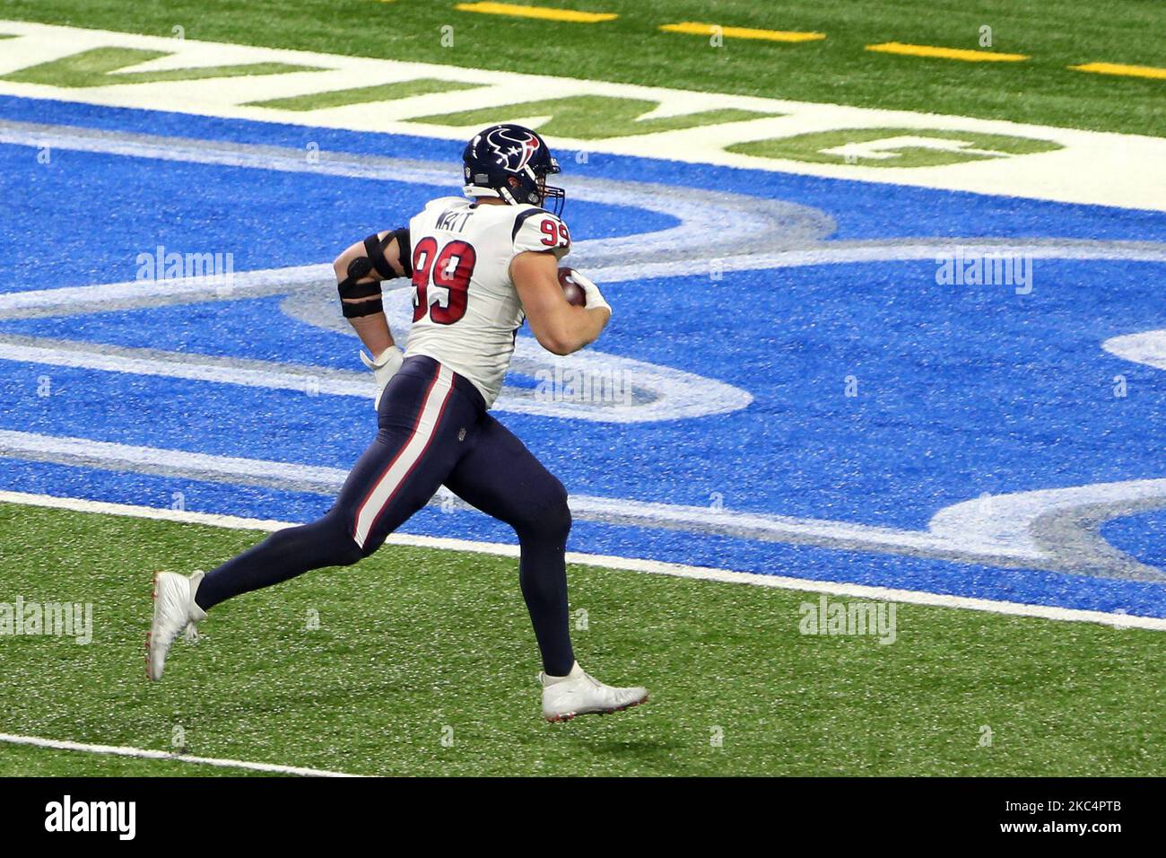 Houston Texans fine difensiva J.J. Watt (99) fa il tifo per un touchdown durante la prima metà di una partita di football tra i Detroit Lions e gli Houston Texans a Detroit, Michigan USA, giovedì 26 novembre 2020. (Foto di Amy Lemus/NurPhoto) Foto Stock