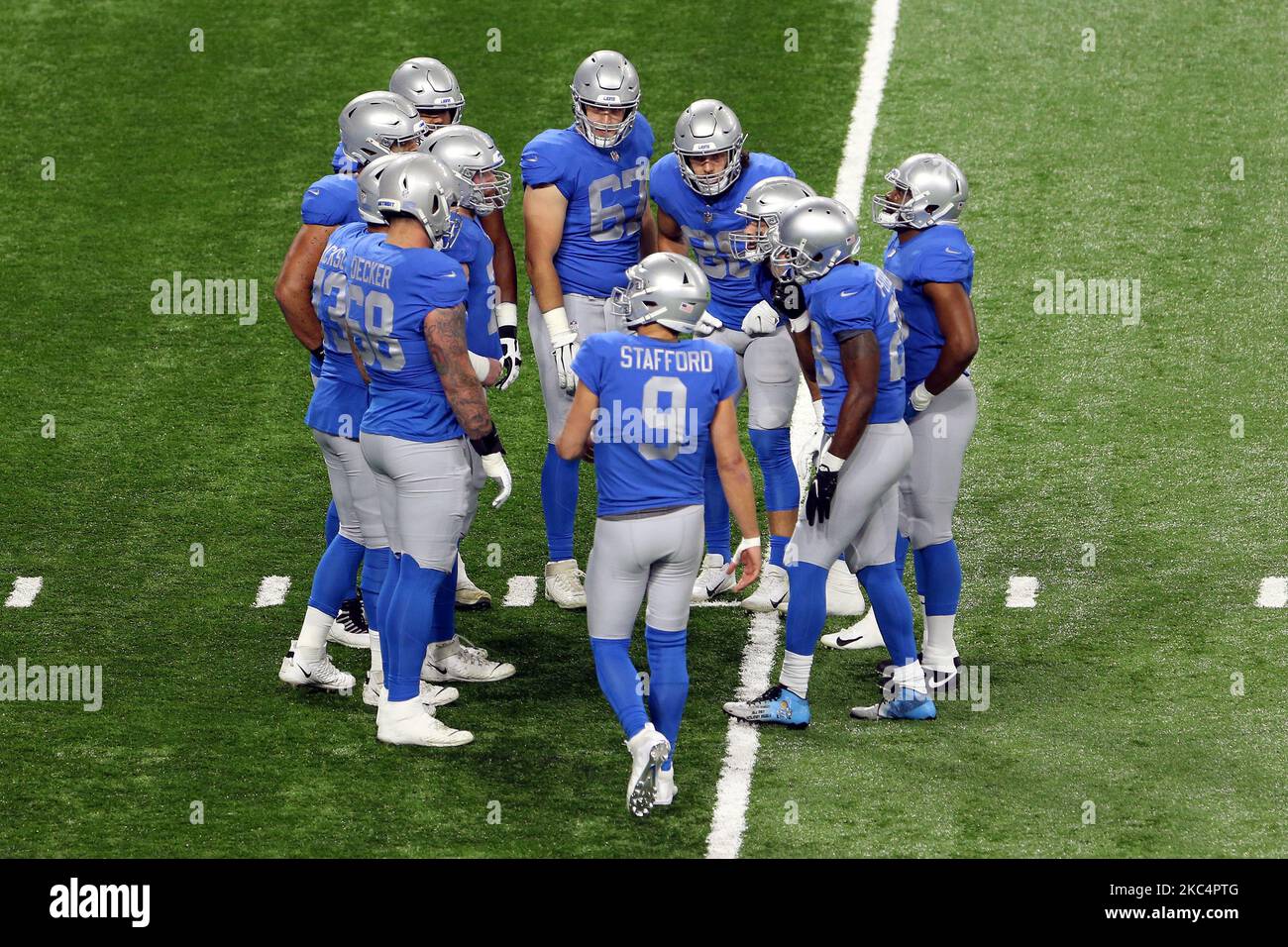 Il quartback dei Detroit Lions Matthew Stafford (9) si incontra nel guinzaglio con i compagni di squadra durante la prima metà di una partita di football tra i Detroit Lions e gli Houston Texans a Detroit, Michigan USA, giovedì 26 novembre 2020. (Foto di Amy Lemus/NurPhoto) Foto Stock