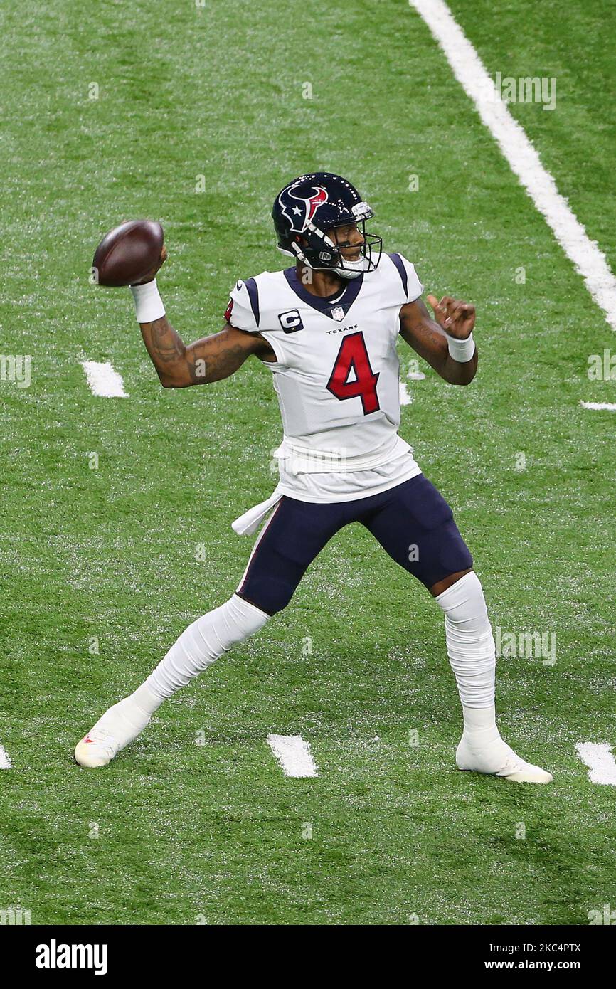 Il quarterback Deshaun Watson (4) degli Houston Texans va a lanciare la palla durante la prima metà di una partita di football tra i Detroit Lions e gli Houston Texans a Detroit, Michigan USA, giovedì 26 novembre 2020. (Foto di Amy Lemus/NurPhoto) Foto Stock