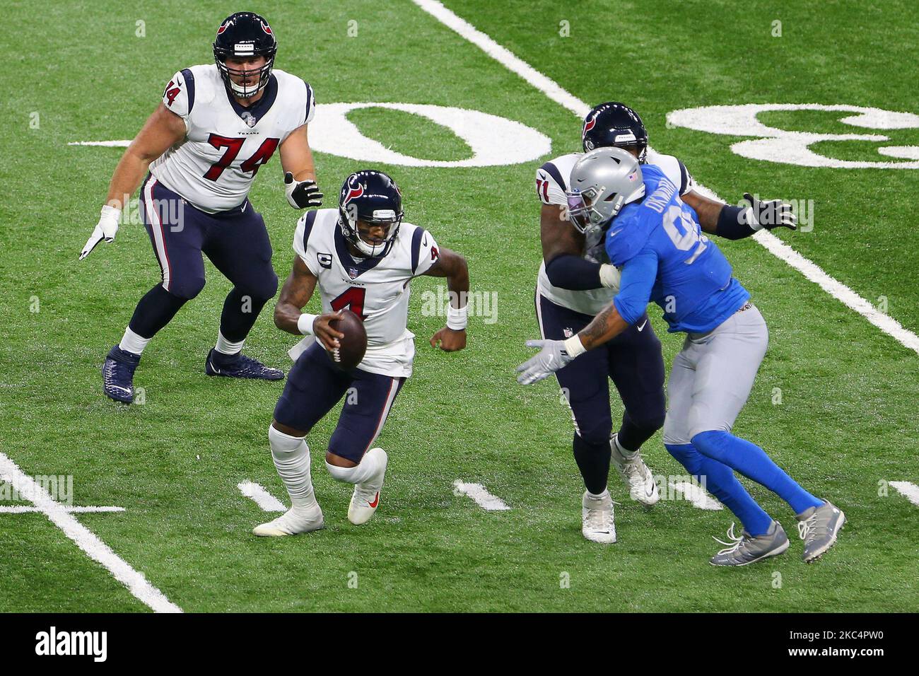Il quartback di Houston Texans Deshaun Watson (4) porta la palla prima di passare durante la prima metà di una partita di football tra i Detroit Lions e gli Houston Texans a Detroit, Michigan USA, giovedì 26 novembre 2020. (Foto di Amy Lemus/NurPhoto) Foto Stock