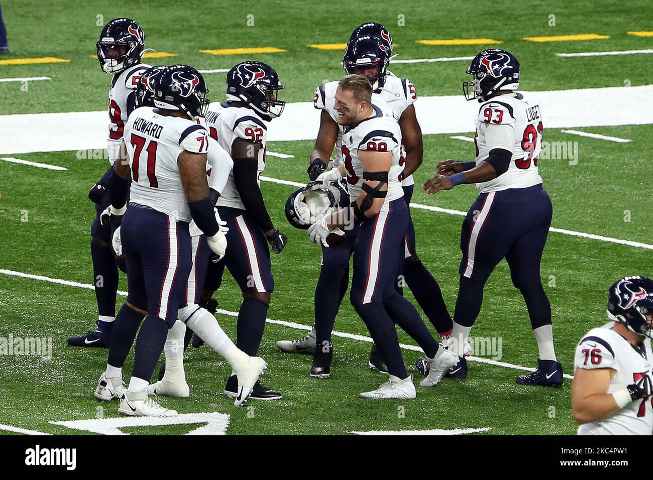 Houston Texans fine difensiva J.J. Watt (99) festeggia con i compagni di squadra dopo aver fatto un touchdown durante la prima metà di una partita di football tra i Detroit Lions e gli Houston Texans a Detroit, Michigan USA, giovedì 26 novembre 2020. (Foto di Amy Lemus/NurPhoto) Foto Stock