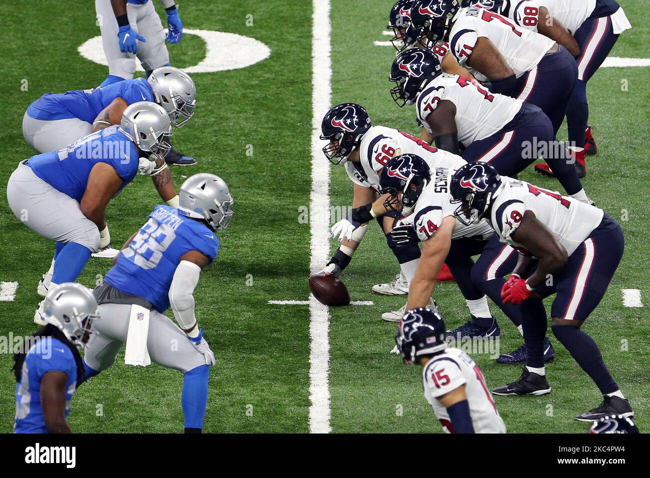 Lo Houston Texans Center Nick Martin (66) si allinea prima di una partita durante la prima metà di una partita di football tra i Detroit Lions e gli Houston Texans a Detroit, Michigan USA, giovedì 26 novembre 2020. (Foto di Amy Lemus/NurPhoto) Foto Stock