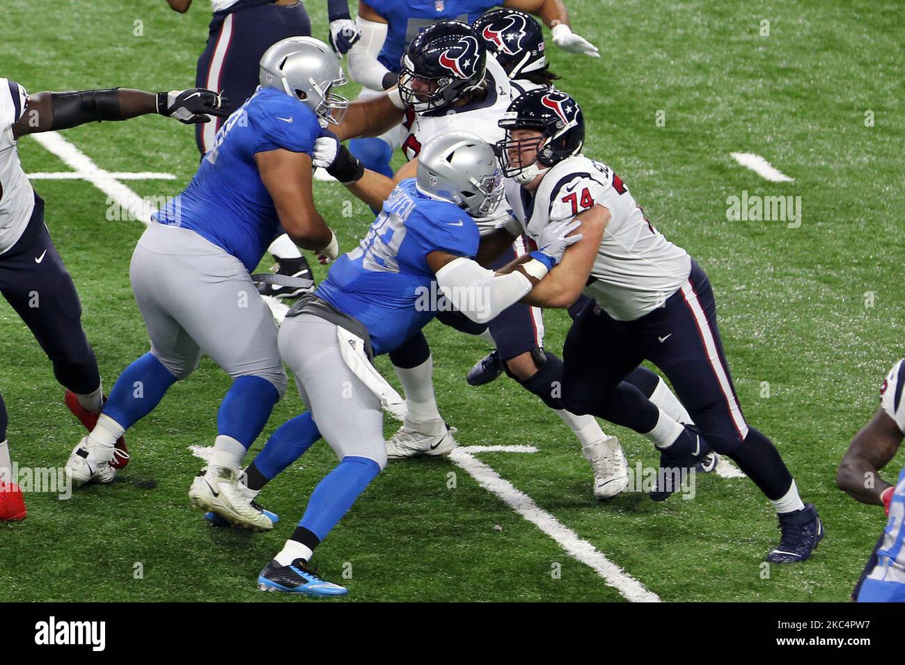 Detroit Lions Defensive End Everson Griffen (98) si è schierato contro la guardia offensiva di Houston Texans Max Scharping (74) durante la prima metà di una partita di football tra i Detroit Lions e gli Houston Texans a Detroit, Michigan USA, giovedì 26 novembre 2020. (Foto di Amy Lemus/NurPhoto) Foto Stock