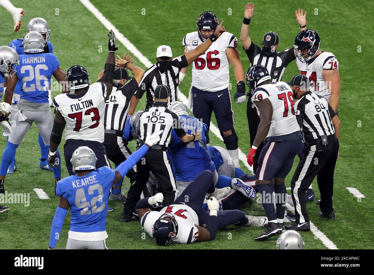 I funzionari segnalano dopo una partita durante la prima metà di una partita di football tra i Detroit Lions e gli Houston Texans a Detroit, Michigan USA, giovedì 26 novembre 2020. (Foto di Amy Lemus/NurPhoto) Foto Stock