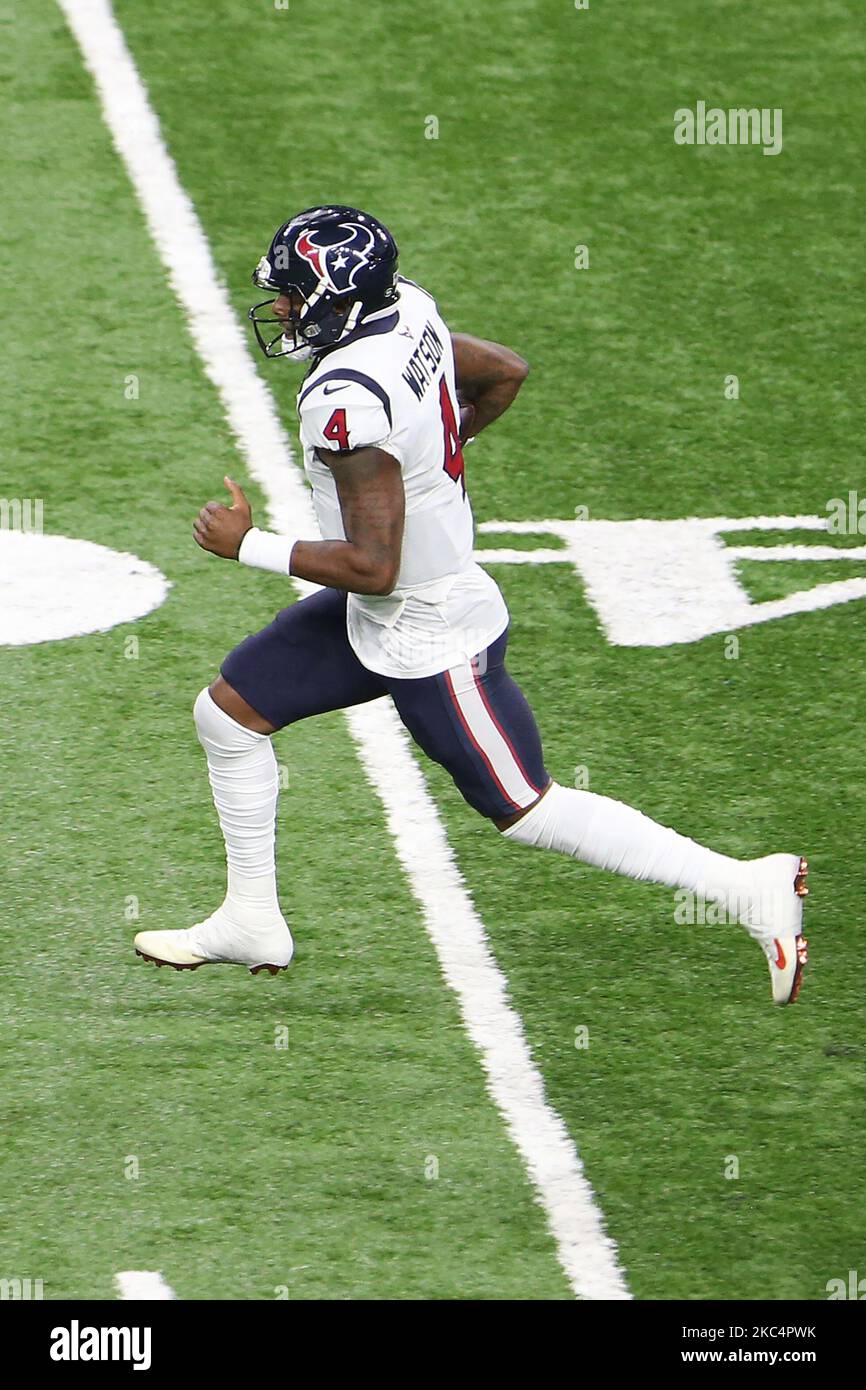 Il quartback di Houston Texans Deshaun Watson (4) porta la palla sotto la pressione della difesa Detroit Lions durante la prima metà di una partita di football tra i Detroit Lions e gli Houston Texans a Detroit, Michigan USA, giovedì 26 novembre 2020. (Foto di Amy Lemus/NurPhoto) Foto Stock