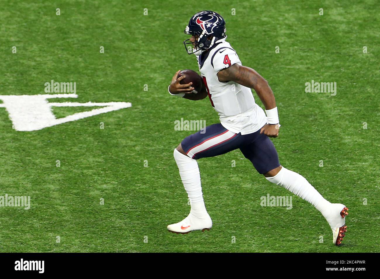 Il quartback di Houston Texans Deshaun Watson (4) porta la palla sotto la pressione della difesa Detroit Lions durante la prima metà di una partita di football tra i Detroit Lions e gli Houston Texans a Detroit, Michigan USA, giovedì 26 novembre 2020. (Foto di Amy Lemus/NurPhoto) Foto Stock