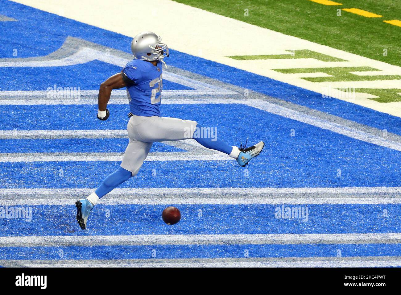 La corsa dei Detroit Lions Adrian Peterson (28) reagisce dopo aver fatto un touchdown durante la prima metà di una partita di football tra i Detroit Lions e gli Houston Texans a Detroit, Michigan USA, giovedì 26 novembre 2020. (Foto di Amy Lemus/NurPhoto) Foto Stock