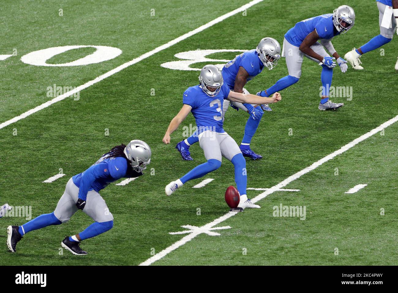 Il punter dei Detroit Lions Jack Fox (3) calcia negli Houston Texans durante la prima metà di una partita di football tra i Detroit Lions e gli Houston Texans a Detroit, Michigan USA, giovedì 26 novembre 2020. (Foto di Amy Lemus/NurPhoto) Foto Stock