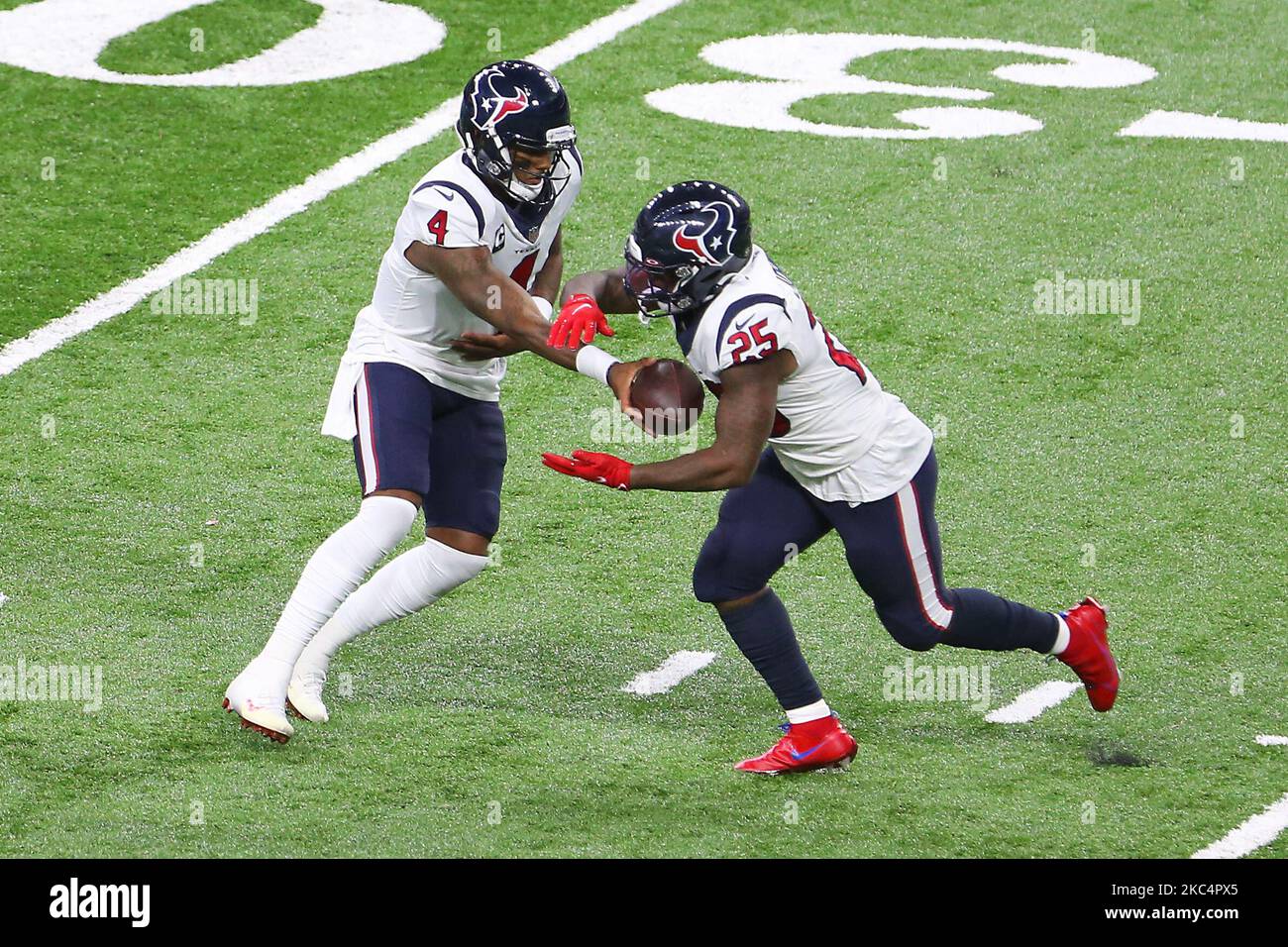 Il quartback di Houston Texans Deshaun Watson (4) passa a Houston Texans che corre indietro Duke Johnson (25) durante la prima metà di una partita di football tra i Detroit Lions e gli Houston Texans a Detroit, Michigan USA, giovedì 26 novembre 2020. (Foto di Amy Lemus/NurPhoto) Foto Stock