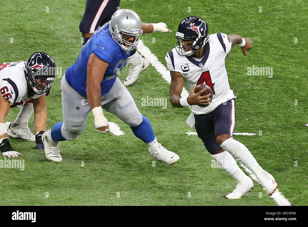 Il quartback di Houston Texans Deshaun Watson (4) porta la palla sotto la pressione di Detroit Lions Defensive Tackle John Penisini (91) durante la prima metà di una partita di football tra i Detroit Lions e gli Houston Texans a Detroit, Michigan USA, giovedì 26 novembre 2020. (Foto di Amy Lemus/NurPhoto) Foto Stock