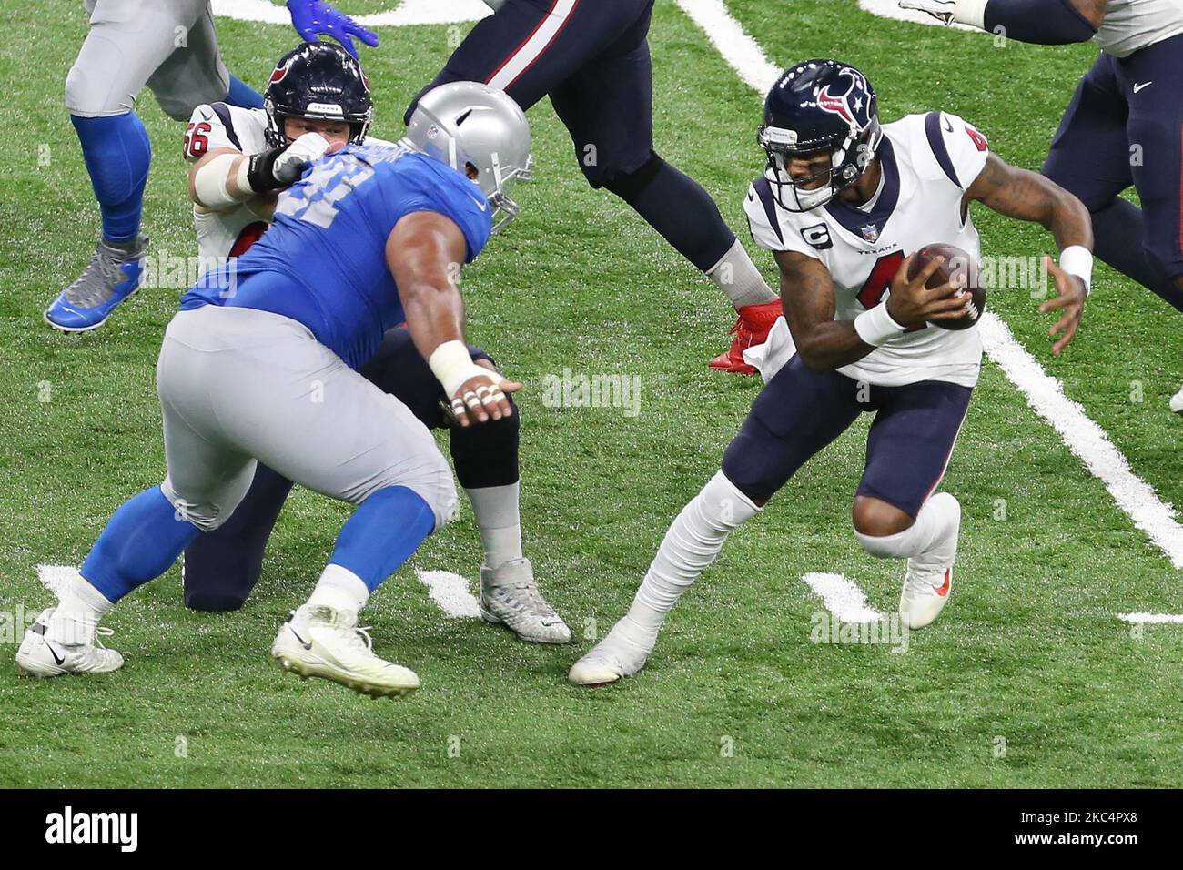 Il quartback di Houston Texans Deshaun Watson (4) porta la palla sotto la pressione di Detroit Lions Defensive Tackle John Penisini (91) durante la prima metà di una partita di football tra i Detroit Lions e gli Houston Texans a Detroit, Michigan USA, giovedì 26 novembre 2020. (Foto di Amy Lemus/NurPhoto) Foto Stock