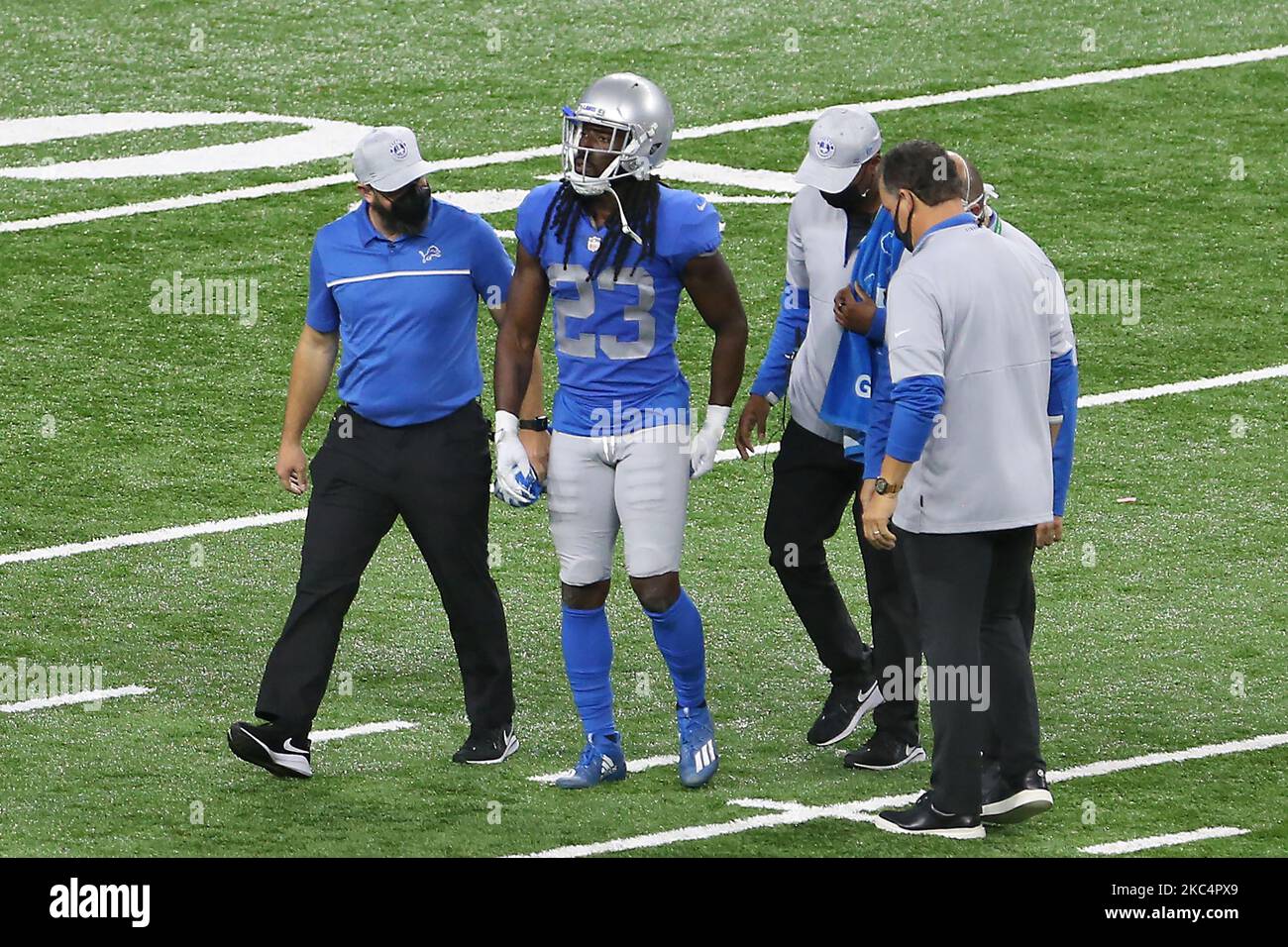 Il caposaldo dei Detroit Lions Desmond Trufant (23) esce dal campo dopo un infortunio durante la prima metà di una partita di football tra i Detroit Lions e gli Houston Texans a Detroit, Michigan USA, giovedì 26 novembre 2020. (Foto di Amy Lemus/NurPhoto) Foto Stock