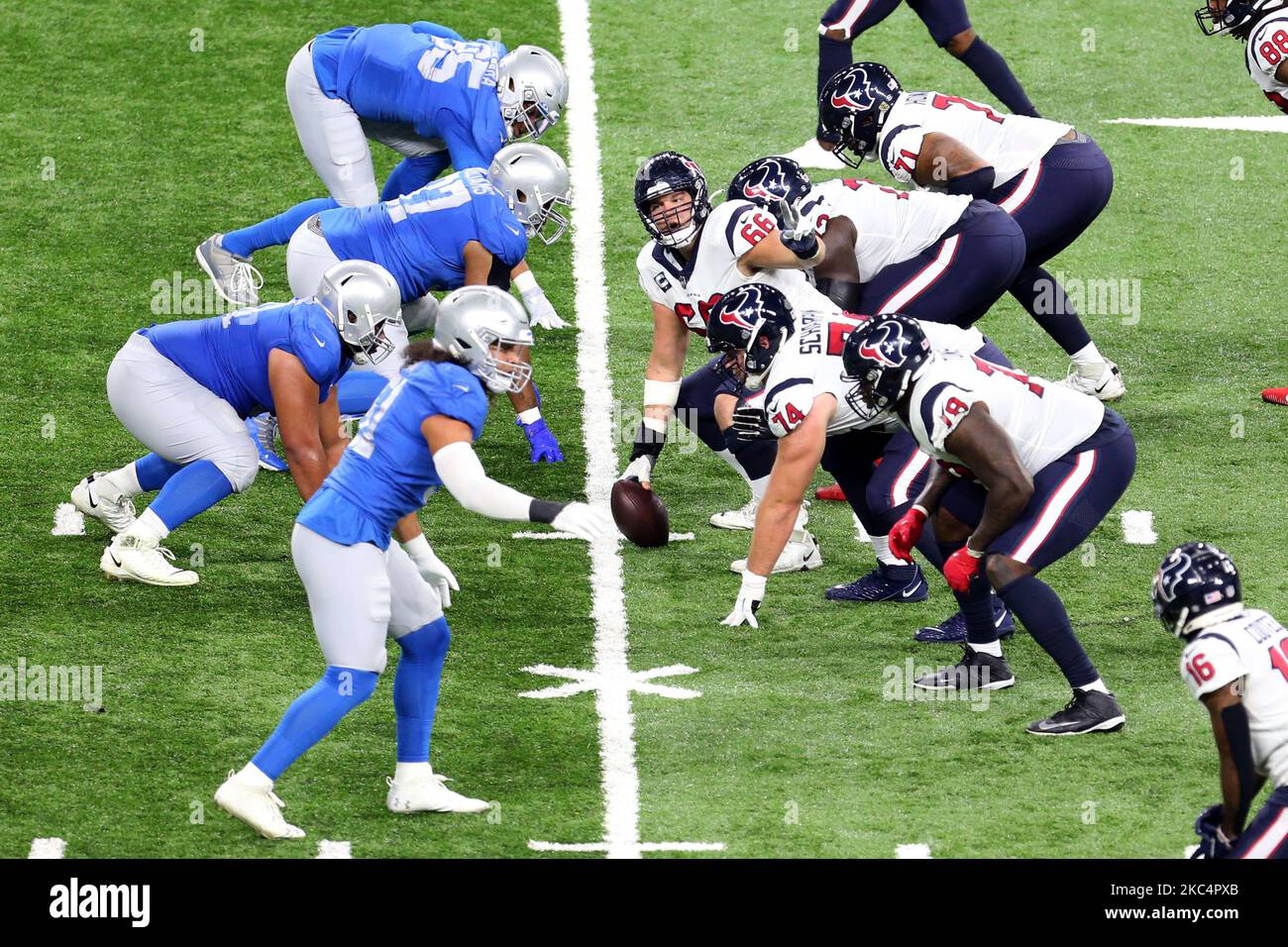 Il centro texani di Houston Nick Martin (66) segnala la linea di scaramatura durante la prima metà di una partita di football della NFL tra i Detroit Lions e gli Houston Texans a Detroit, Michigan USA, giovedì 26 novembre 2020. (Foto di Amy Lemus/NurPhoto) Foto Stock