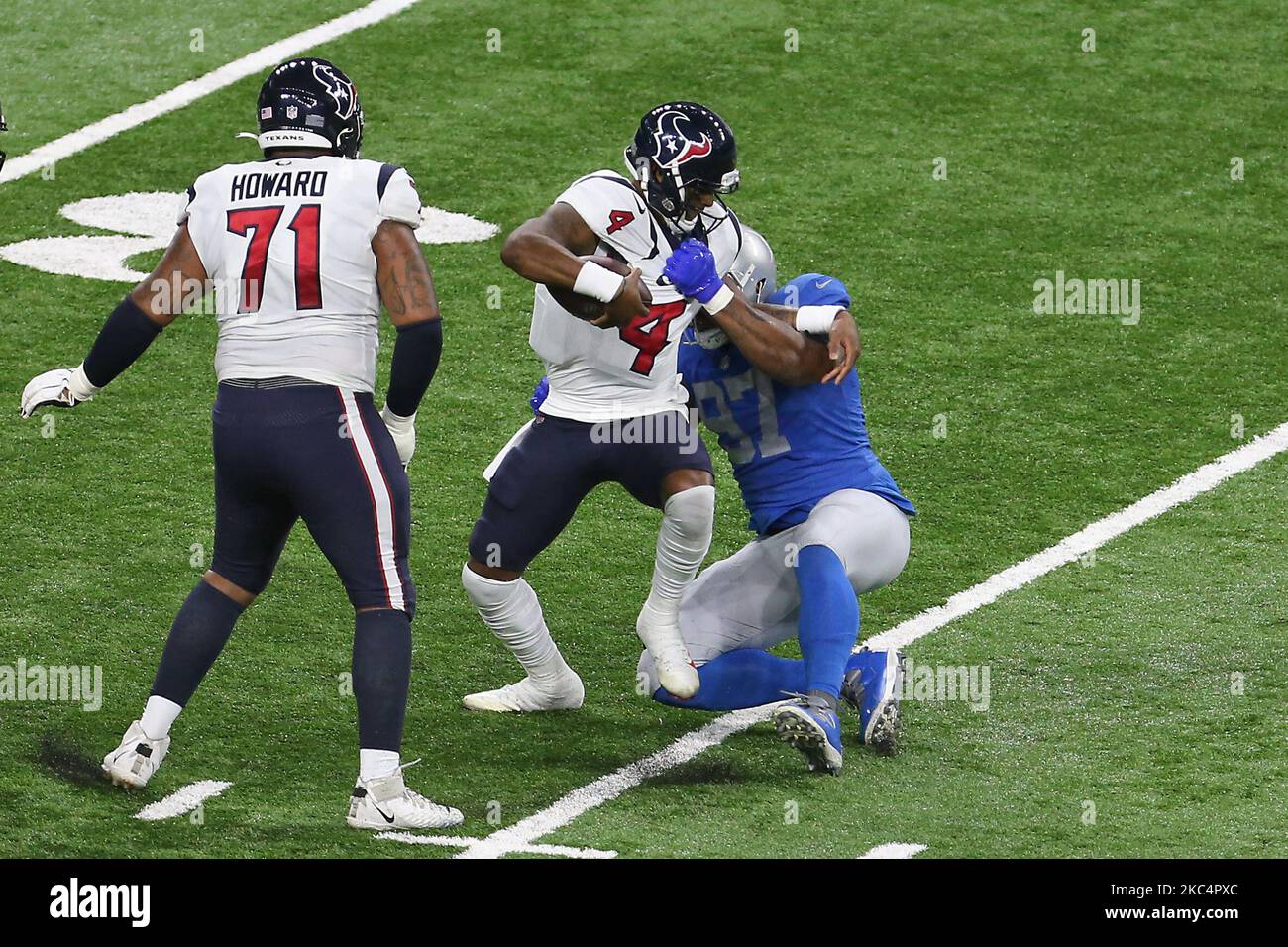 Il quartback di Houston Texans Deshaun Watson (4) porta la palla sotto la pressione di Detroit Lions Defensive End Nick Williams (97) durante la prima metà di una partita di football tra i Detroit Lions e gli Houston Texans a Detroit, Michigan USA, giovedì 26 novembre 2020. (Foto di Amy Lemus/NurPhoto) Foto Stock