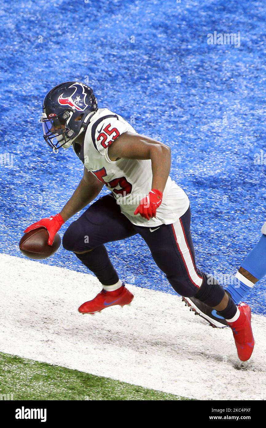 Houston Texans che corre indietro Duke Johnson (25) fa correre la palla nella zona finale durante la prima metà di una partita di football tra i Detroit Lions e gli Houston Texans a Detroit, Michigan USA, giovedì 26 novembre 2020. (Foto di Amy Lemus/NurPhoto) Foto Stock