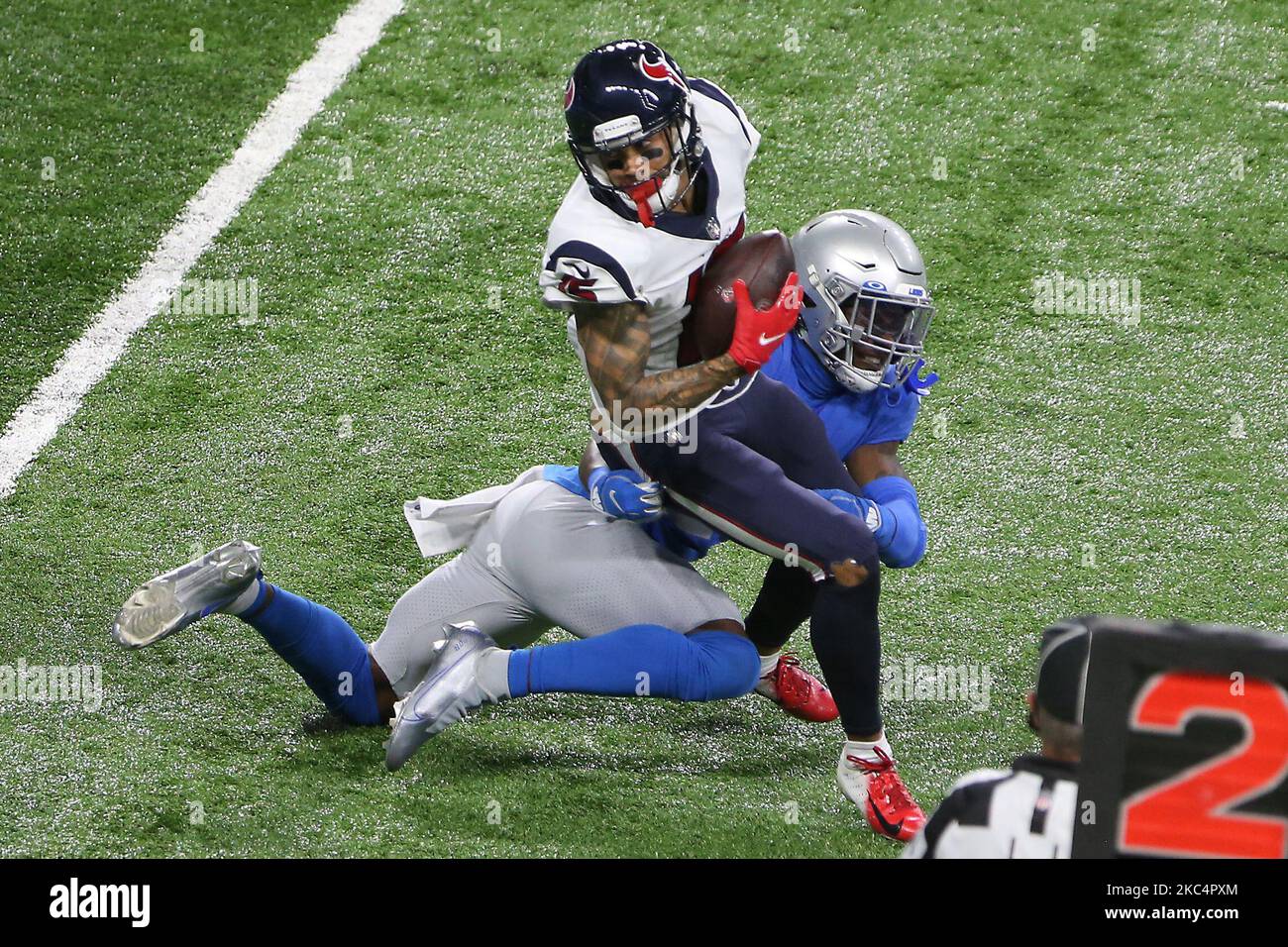 Will Fuller (15) è stato abbattuto dal corner back dei Detroit Lions Amani Oruwariye (24) durante la prima metà di una partita di football tra i Detroit Lions e gli Houston Texans a Detroit, Michigan USA, giovedì 26 novembre 2020. (Foto di Amy Lemus/NurPhoto) Foto Stock