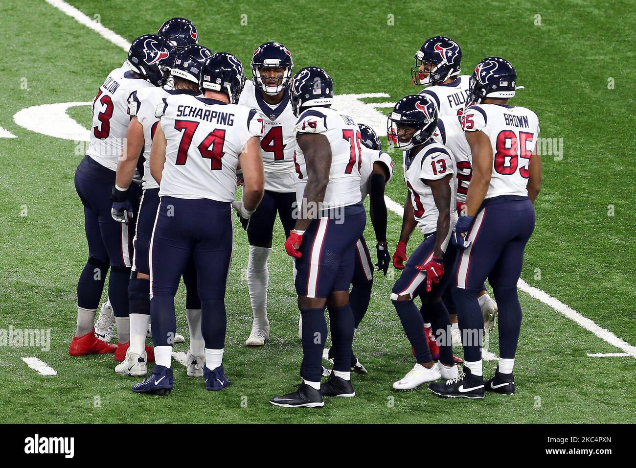Il quartback di Houston Texans Deshaun Watson (4) incontra i compagni di squadra nella huddle durante la prima metà di una partita di football tra i Detroit Lions e gli Houston Texans a Detroit, Michigan USA, giovedì 26 novembre 2020. (Foto di Amy Lemus/NurPhoto) Foto Stock