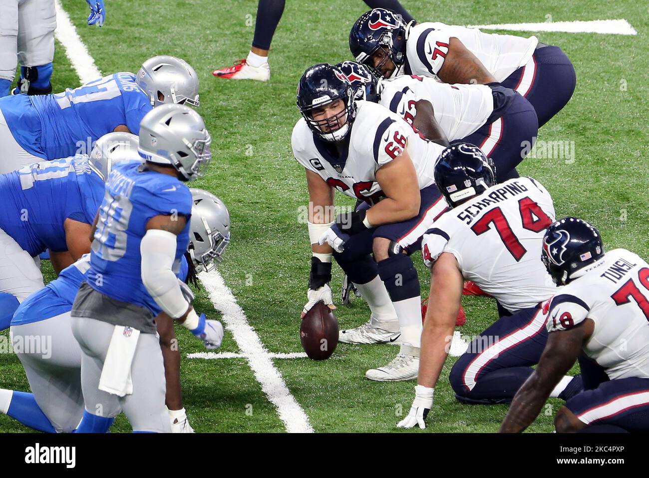 Lo Houston Texans Center Nick Martin (66) si allinea prima di una partita durante la prima metà di una partita di football tra i Detroit Lions e gli Houston Texans a Detroit, Michigan USA, giovedì 26 novembre 2020. (Foto di Amy Lemus/NurPhoto) Foto Stock