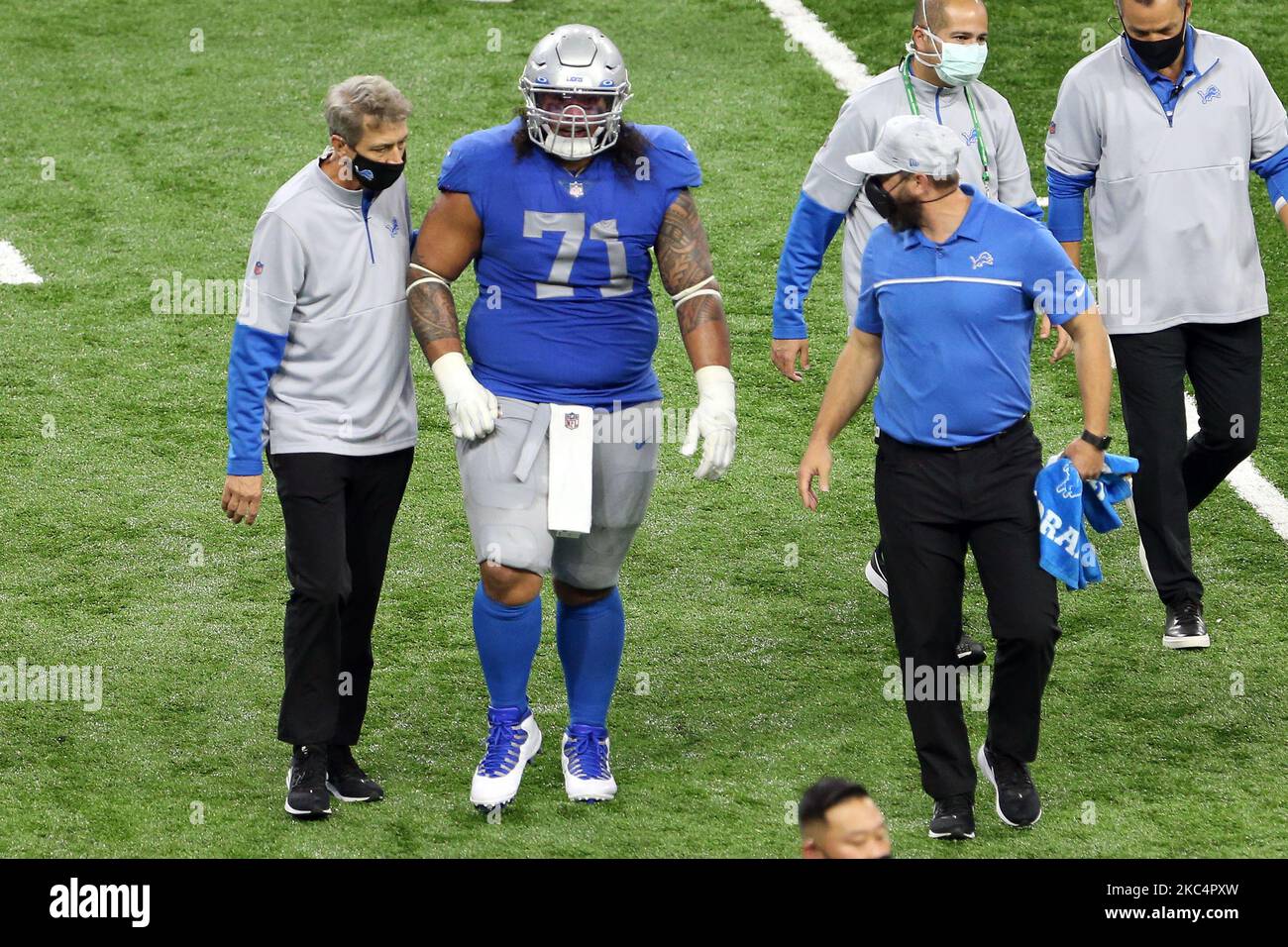 Detroit Lions Nose Tackle Danny Shelton (71) esce dal campo dopo un infortunio durante la prima metà di una partita di football tra i Detroit Lions e gli Houston Texans a Detroit, Michigan USA, giovedì 26 novembre 2020. (Foto di Amy Lemus/NurPhoto) Foto Stock
