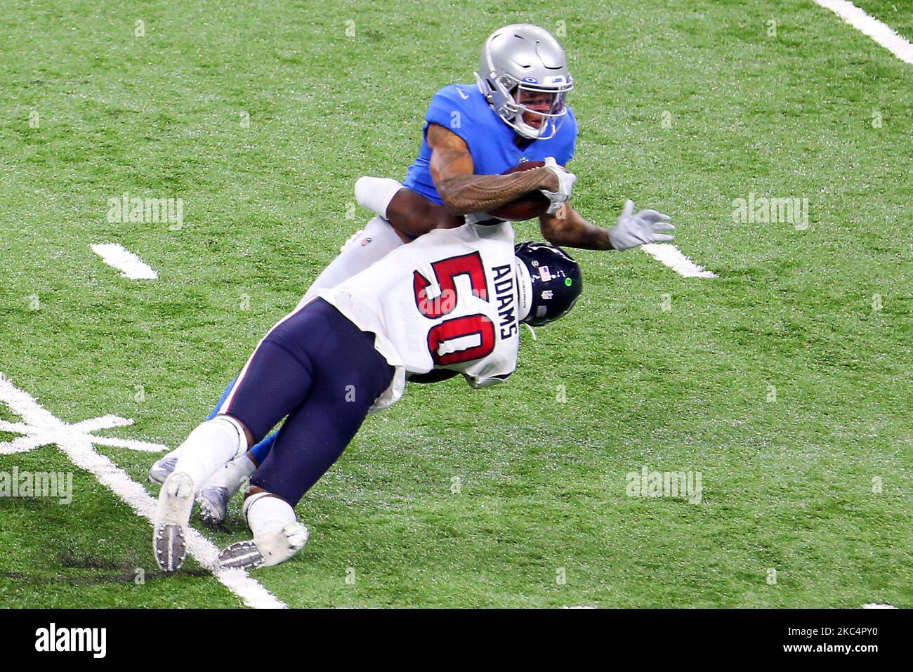 Il ricevitore di Detroit Lions Marvin Jones (11) è stato affrontato da Houston Texans linebacker Tyrell Adams (50) durante la prima metà di una partita di football tra i Detroit Lions e gli Houston Texans a Detroit, Michigan USA, giovedì 26 novembre 2020. (Foto di Amy Lemus/NurPhoto) Foto Stock