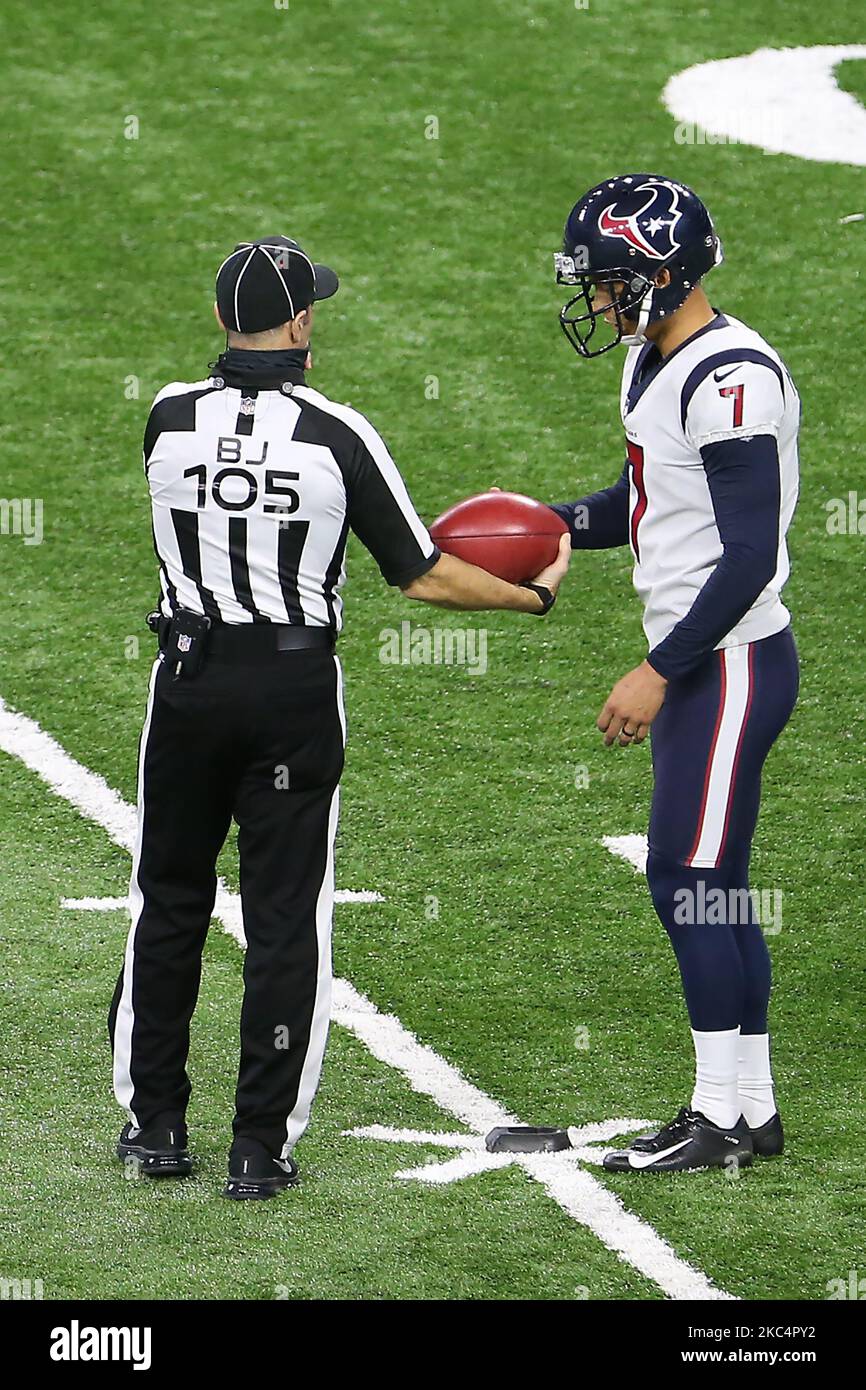 Back Judge Dino Paganelli (105) consegna la palla a Houston Texans kicker Ka'imi Fairbairn (7) per il calcio durante la prima metà di una partita di calcio NFL tra i Detroit Lions e gli Houston Texans a Detroit, Michigan USA, giovedì 26 novembre 2020. (Foto di Amy Lemus/NurPhoto) Foto Stock