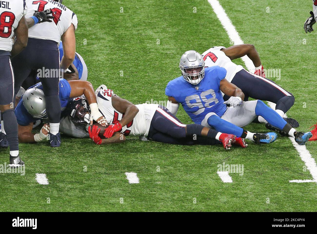 Houston Texans che corre indietro Duke Johnson (25) viene affrontato durante la prima metà di una partita di football tra i Detroit Lions e gli Houston Texans a Detroit, Michigan USA, giovedì 26 novembre 2020. (Foto di Amy Lemus/NurPhoto) Foto Stock