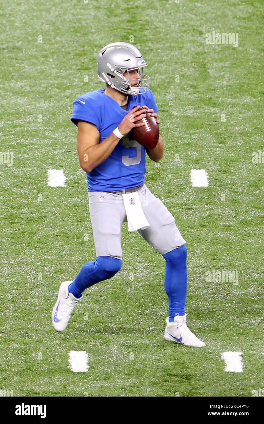 Il quartback dei Detroit Lions Matthew Stafford (9) cerca di passare la palla durante la prima metà di una partita di football tra i Detroit Lions e gli Houston Texans a Detroit, Michigan USA, giovedì 26 novembre 2020. (Foto di Amy Lemus/NurPhoto) Foto Stock