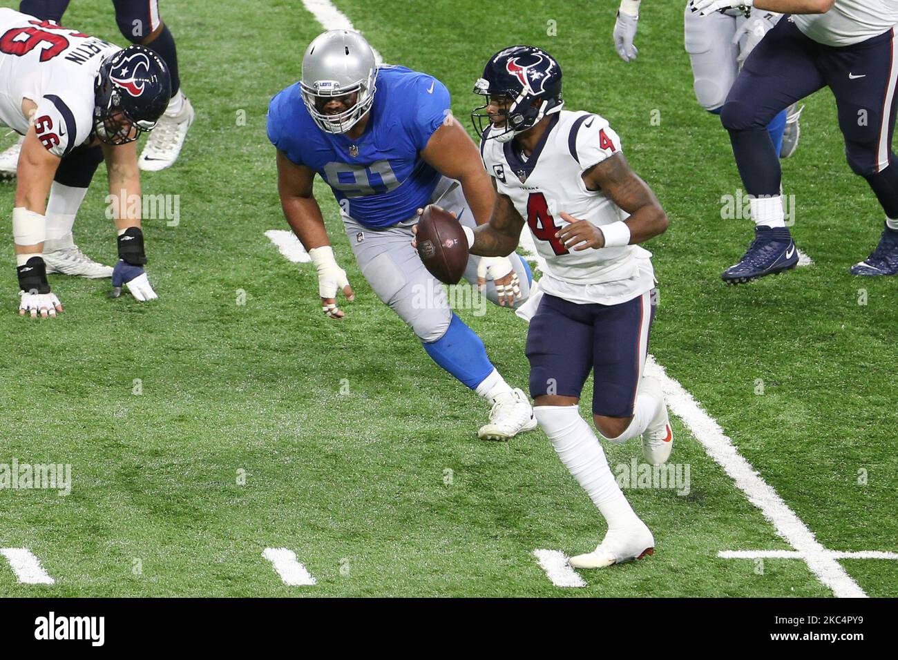 Il quartback di Houston Texans Deshaun Watson (4) porta la palla sotto la pressione di Detroit Lions Defensive Tackle John Penisini (91) durante la prima metà di una partita di football tra i Detroit Lions e gli Houston Texans a Detroit, Michigan USA, giovedì 26 novembre 2020. (Foto di Amy Lemus/NurPhoto) Foto Stock