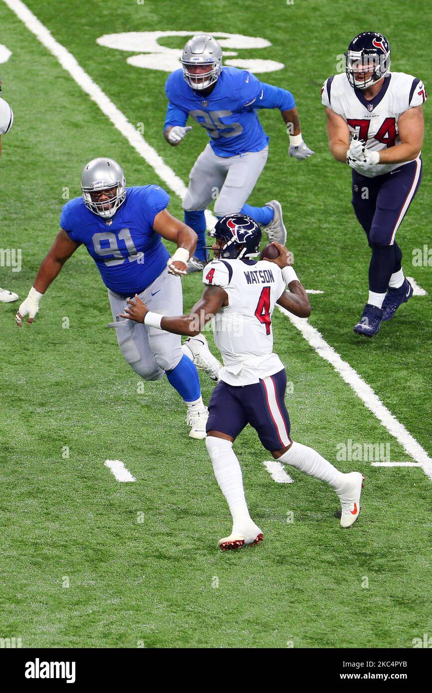 Il quartback di Houston Texans Deshaun Watson (4) getta la palla sotto la pressione di Detroit Lions Defensive Tackle John Penisini (91) durante la prima metà di una partita di football tra i Detroit Lions e gli Houston Texans a Detroit, Michigan USA, giovedì 26 novembre 2020. (Foto di Amy Lemus/NurPhoto) Foto Stock