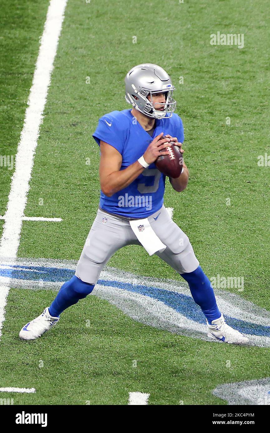Il quartback dei Detroit Lions Matthew Stafford (9) cerca di passare la palla durante la prima metà di una partita di football tra i Detroit Lions e gli Houston Texans a Detroit, Michigan USA, giovedì 26 novembre 2020. (Foto di Amy Lemus/NurPhoto) Foto Stock