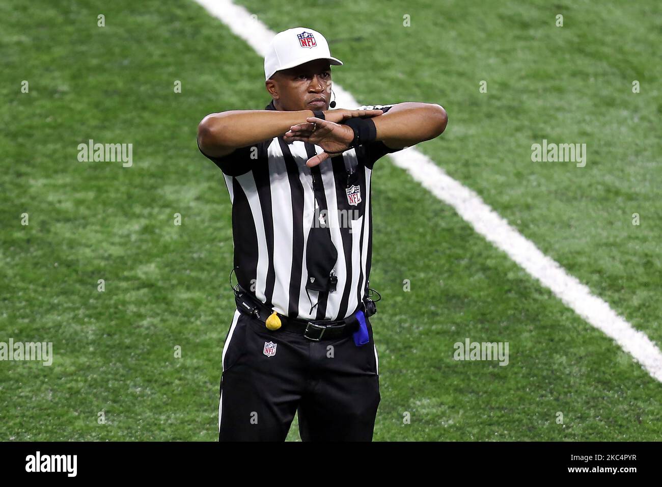 L'umpire Shawn Smith (14) fa una chiamata dopo aver rivisto una partita durante la seconda metà di una partita di football tra gli Houston Texans e i Detroit Lions a Detroit, Michigan USA, giovedì 26 novembre 2020. (Foto di Amy Lemus/NurPhoto) Foto Stock