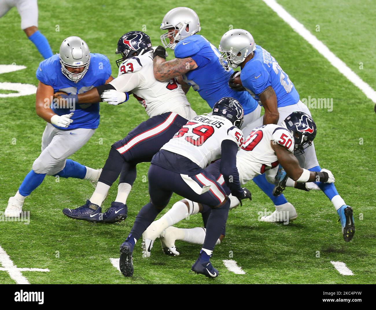I Detroit Lions che hanno fatto ritorno Adrian Peterson (28) portano la palla durante la seconda metà di una partita di football tra gli Houston Texans e i Detroit Lions a Detroit, Michigan USA, giovedì 26 novembre 2020. (Foto di Amy Lemus/NurPhoto) Foto Stock