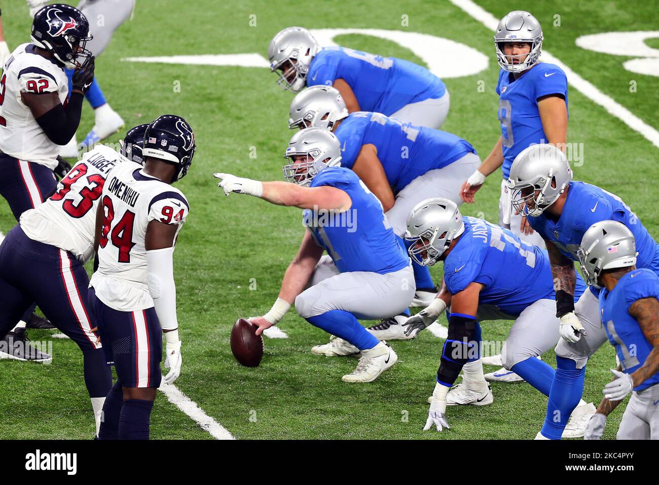 Il centro Lions di Detroit Frank Ragnow (77) segnala alla linea di scaramucco durante la seconda metà di una partita di calcio NFL tra gli Houston Texans e i Detroit Lions a Detroit, Michigan USA, giovedì 26 novembre 2020. (Foto di Amy Lemus/NurPhoto) Foto Stock
