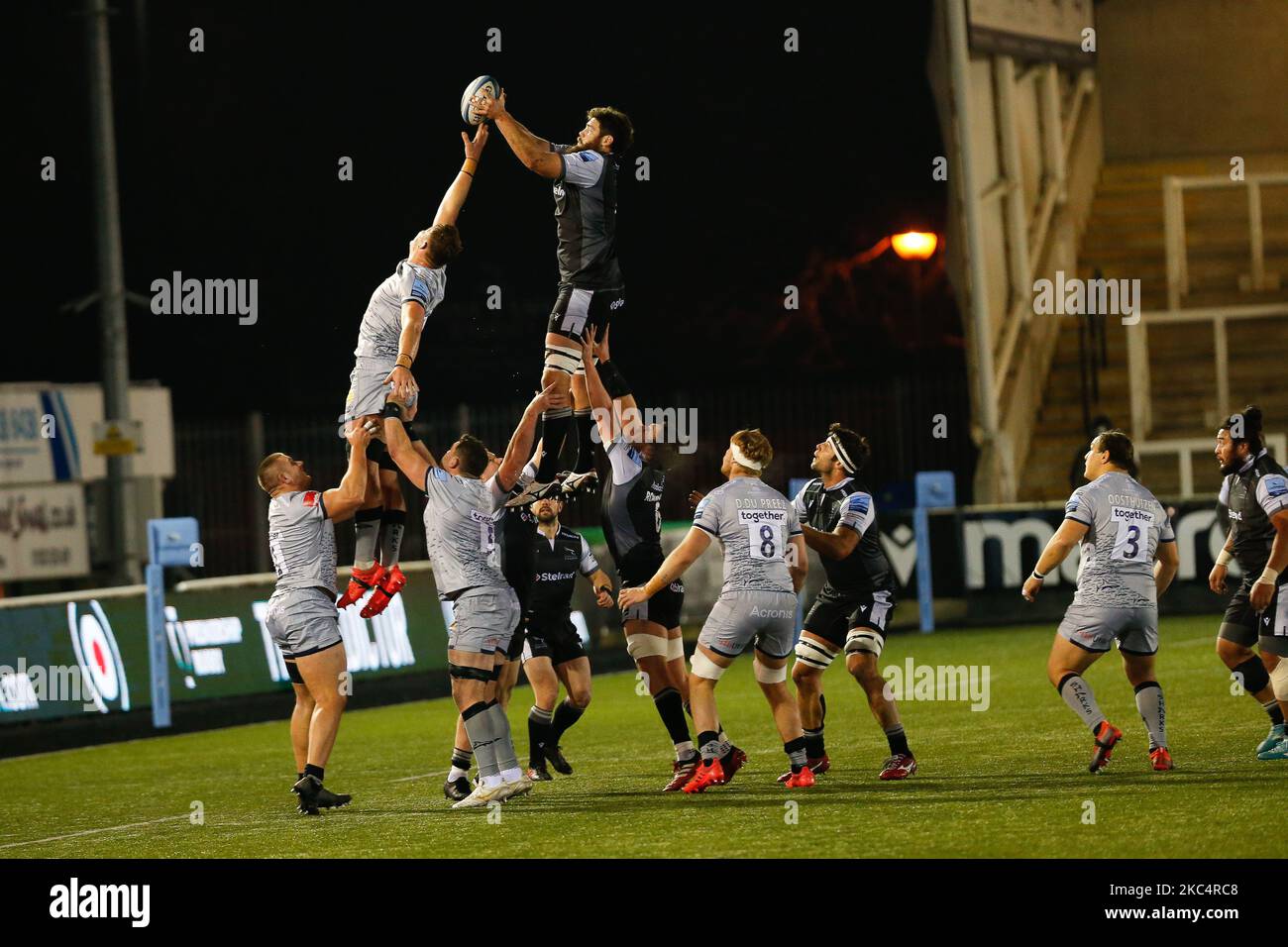 Greg Peterson di Newcastle Falcons prende la palla pulita durante la partita Gallagher Premiership tra Newcastle Falcons e sale Sharks a Kingston Park, Newcastle venerdì 27th novembre 2020. (Foto di Chris Lishman/MI News/NurPhoto) Foto Stock