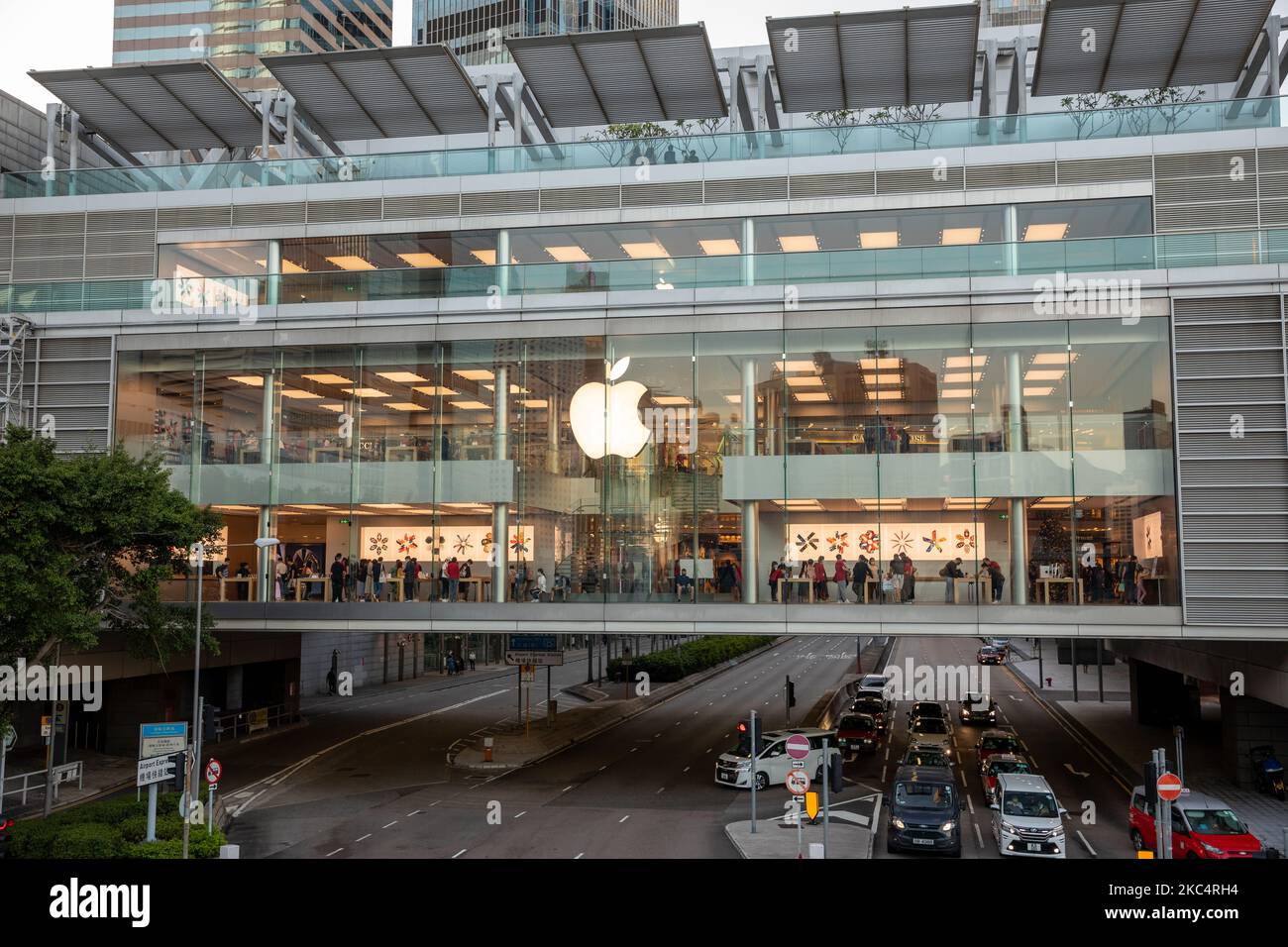 L'Apple Store nell'Internationa Finance Center nel centro di Hong Kong, Cina, il 22 novembre 2020 dopo il lancio della nuova gamma iPhone 12. (Foto di Simon Jankowski/NurPhoto) Foto Stock