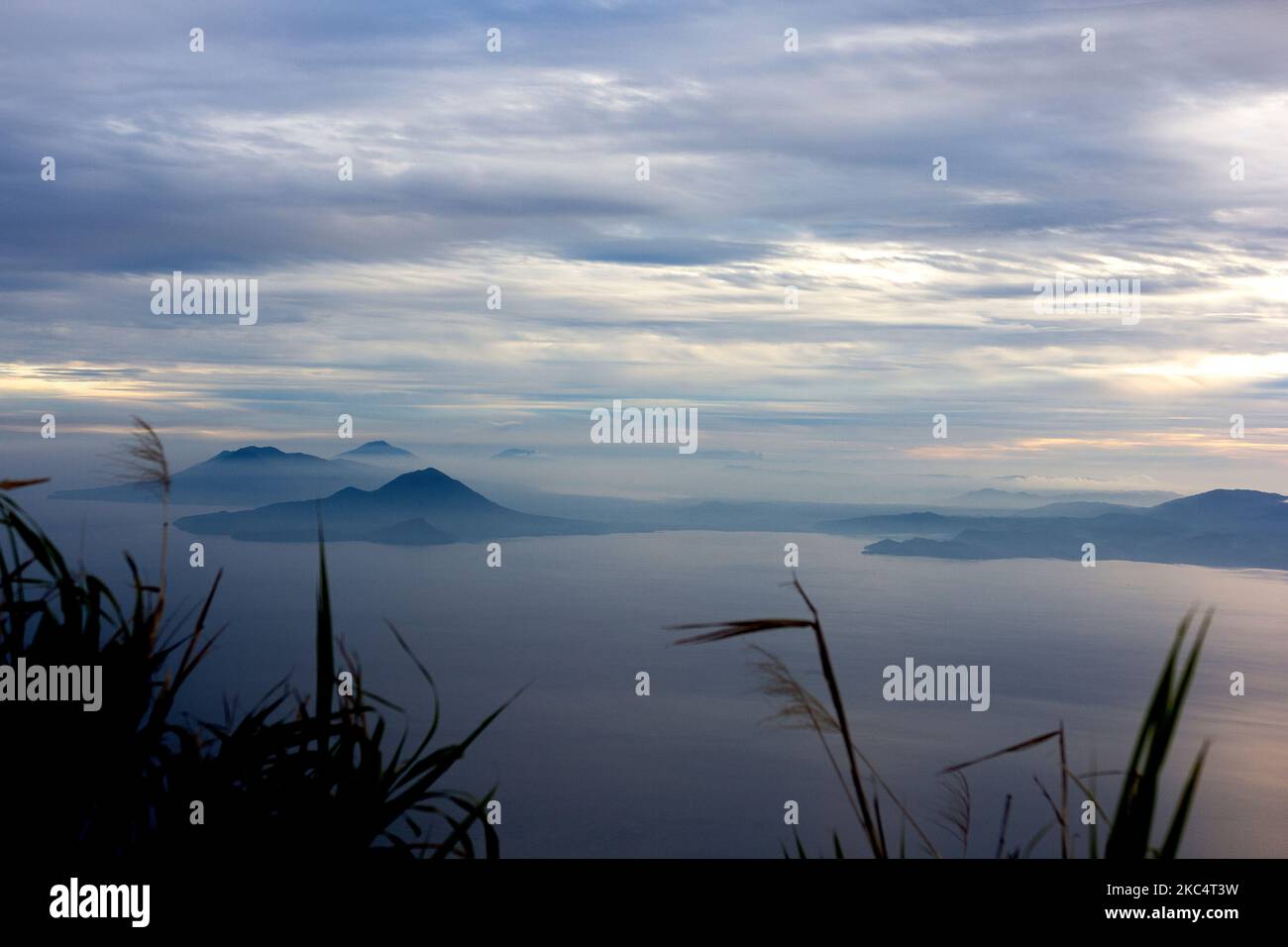 Vista del mare di Halmahera, Maluku settentrionale, Indonesia con piccole isole visibili dalla cima della montagna Foto Stock