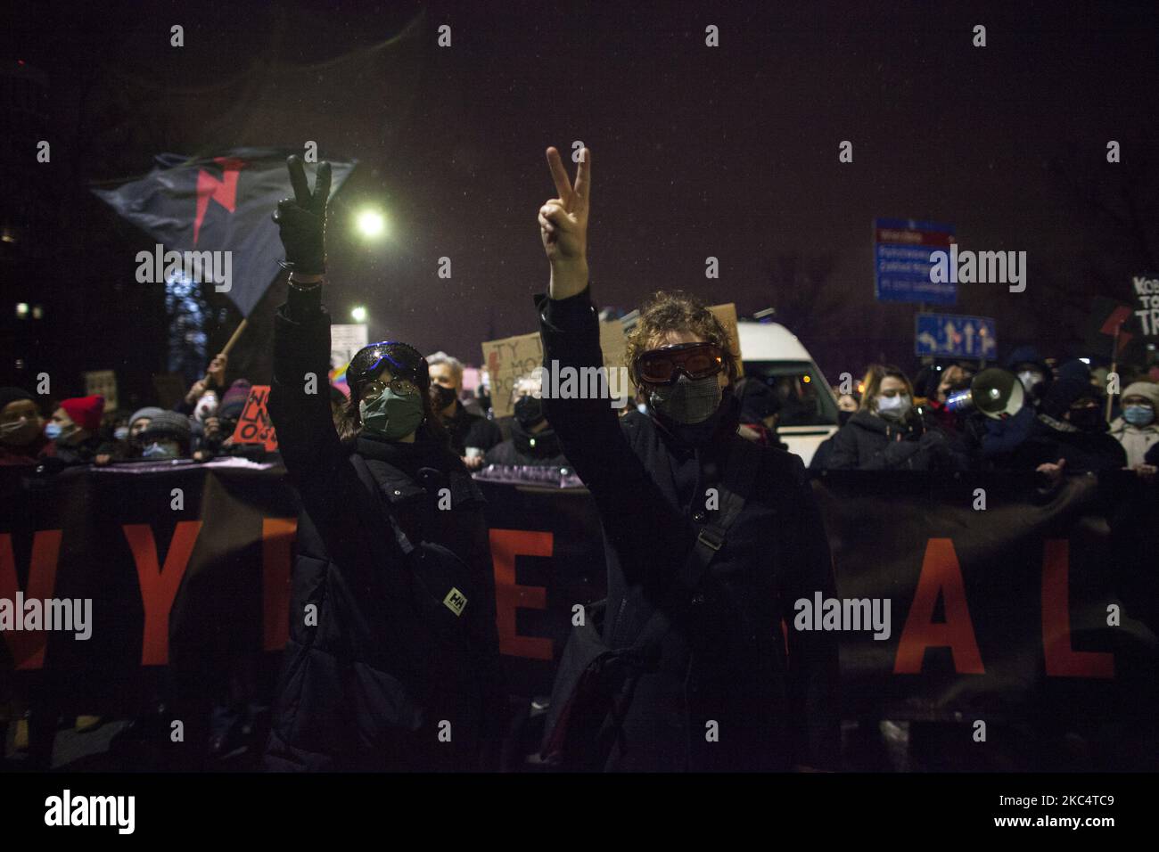 I manifestanti mostrano V gesto visto durante il blocco di Varsavia da parte di donne femministe Strike a Varsavia il 28 novembre 2020. (Foto di Maciej Luczniewski/NurPhoto) Foto Stock