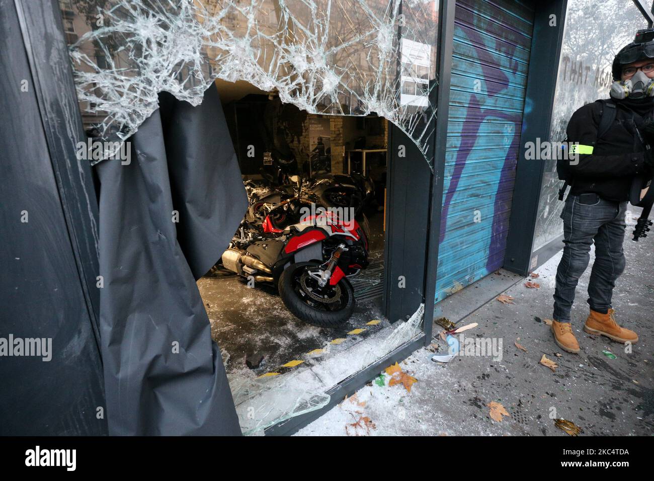 La vetrina di un negozio di motociclette viene distrutta nei pressi di Place de la Bastille a Parigi il 28 novembre 2020 durante una manifestazione per protestare contro il progetto di legge sulla "sicurezza globale", Quale articolo 24 penalizzerebbe la pubblicazione di immagini di agenti di polizia in servizio con l'intento di nuocere alla loro "integrità fisica o psicologica". Decine di raduni sono previsti il 28 novembre contro una nuova legge francese che limiterebbe la condivisione di immagini della polizia, solo pochi giorni dopo che il paese è stato scosso da riprese che mostrano ufficiali che battono e abusano razzialmente di un uomo nero. (Foto di Michel Stoupak/NurPhoto) Foto Stock