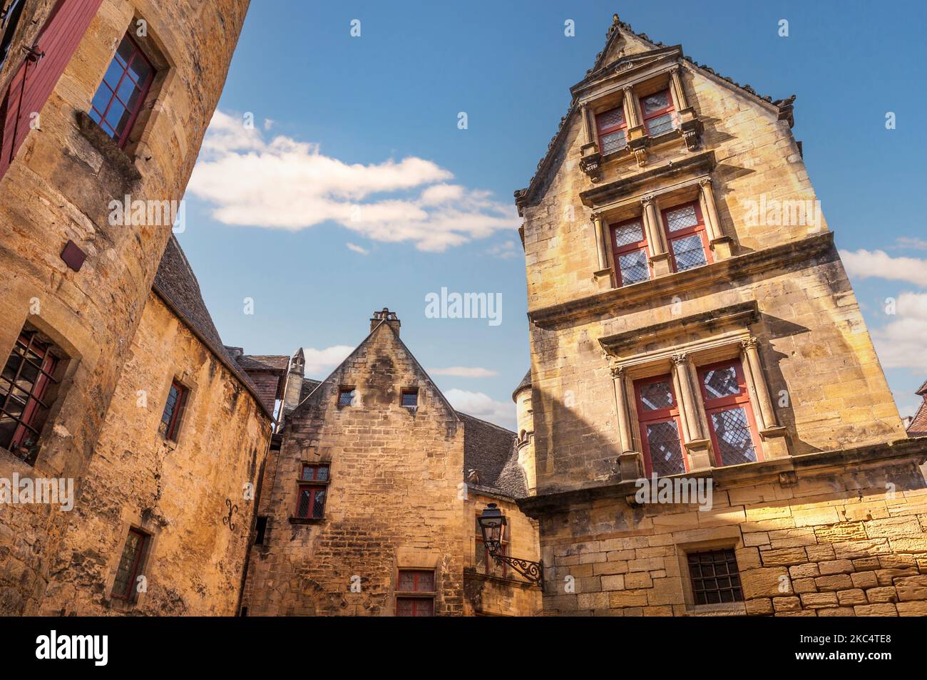 Facciate rappresentative della città di Sarlat la Canéda, in Périgord, Dordogna, Nouvelle-Aquitaine, Francia Foto Stock